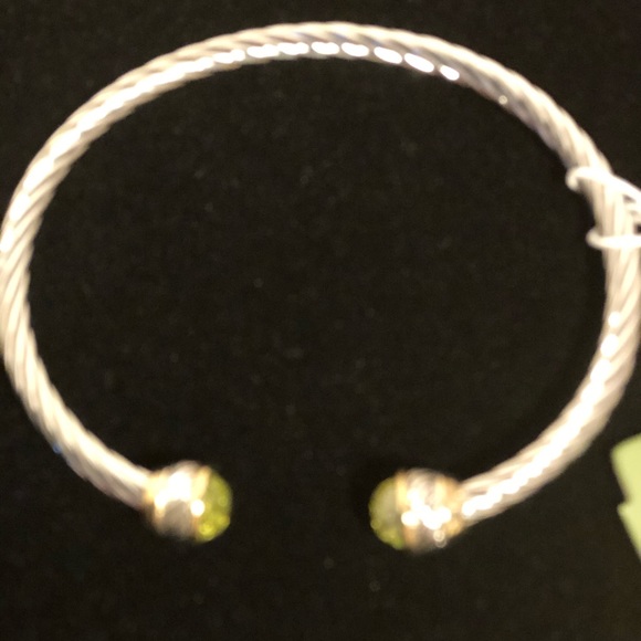 NWT Twisted Silver Bracelet with Peridot - Picture 5 of 8